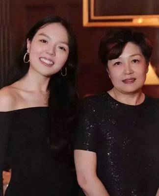 李咏女儿法图麦公开恋情