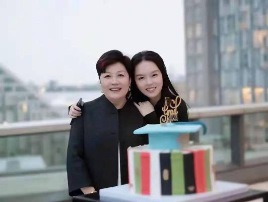 李咏女儿法图麦公开恋情