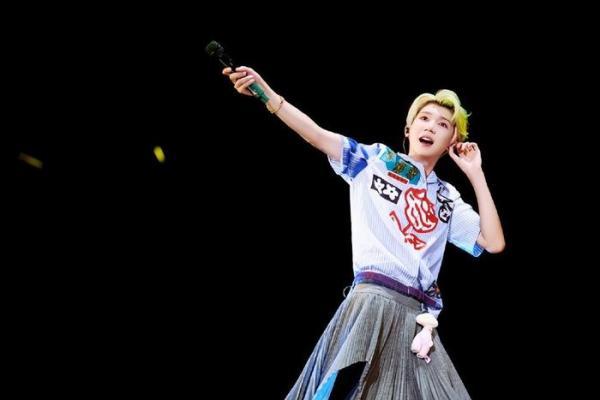 王源送花篮祝福易烊千玺演唱会
