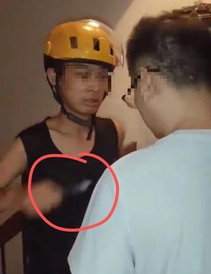 24岁快递员持刀伤人被警方通报