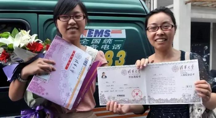 高考生同时收到两所大学录取通知