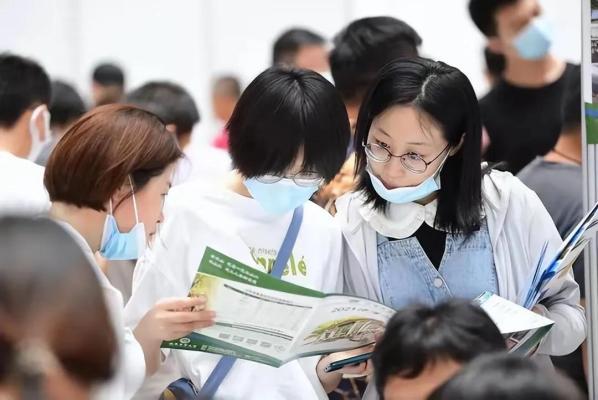 高考生同时收到两所大学录取通知