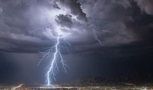 男子躲雨遭雷击，金项链成导电祸首