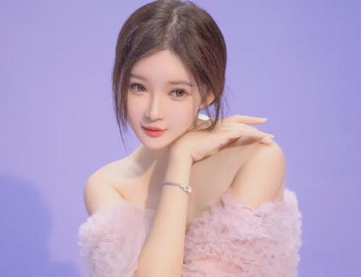 冯绍峰新欢曝光，混血女友颜值超赵丽颖