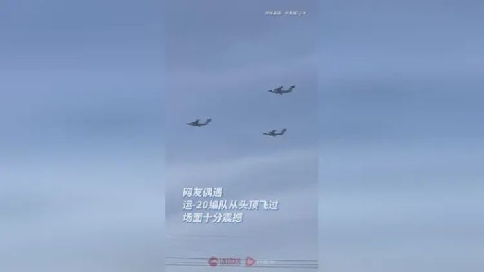 网友偶遇运-20编队震撼飞过