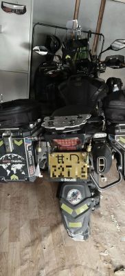 奔驰逆行逼停摩托车，警方通报事件
