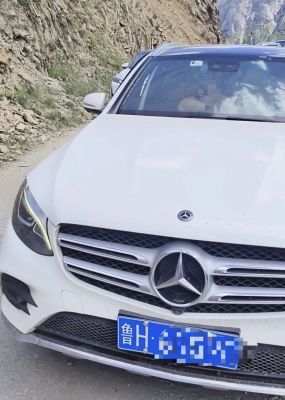 奔驰逆行逼停摩托车，警方通报事件