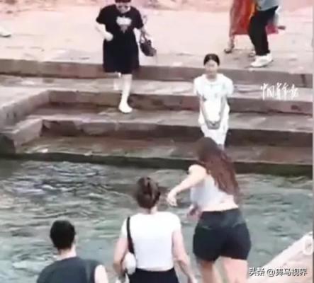 外国游客勇救落水男孩