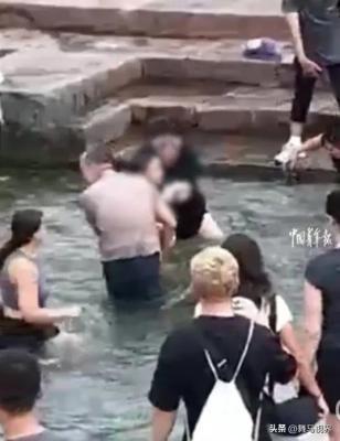 外国游客勇救落水男孩