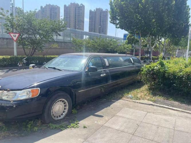 加长林肯僵尸车被弃路边五年多