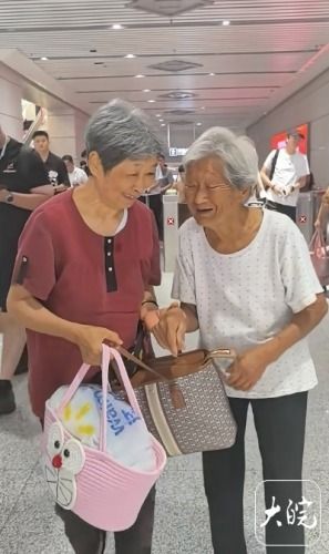 108岁老人高铁站接女被疑造假