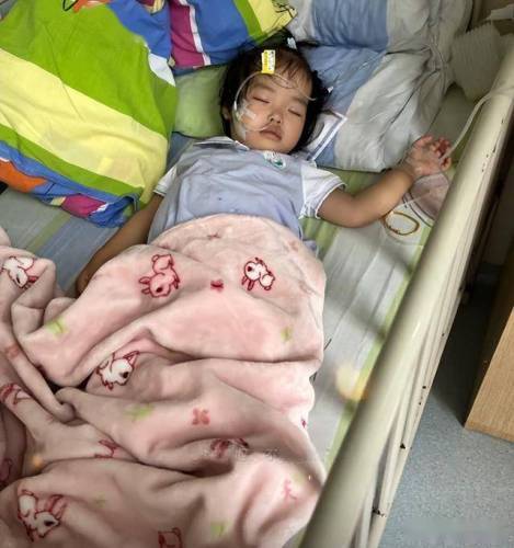 两个月女婴生命垂危，父亲捐肝相救，术后复发恶性肿瘤晚期