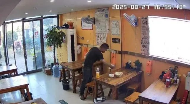 男子用餐抽40纸老板娘怒