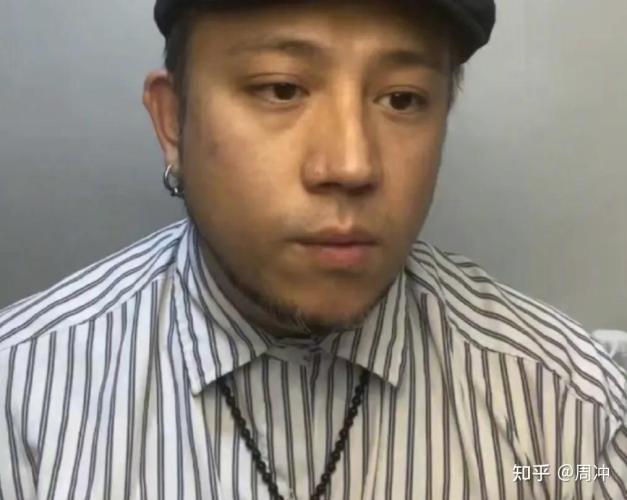 40岁男星现状落魄，环卫工兼乞讨养家