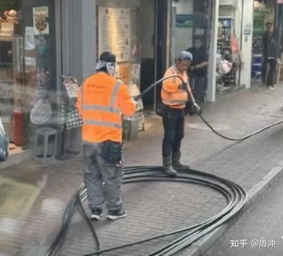 40岁男星现状落魄，环卫工兼乞讨养家
