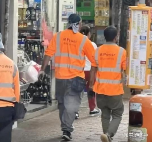 40岁男星现状落魄，环卫工兼乞讨养家