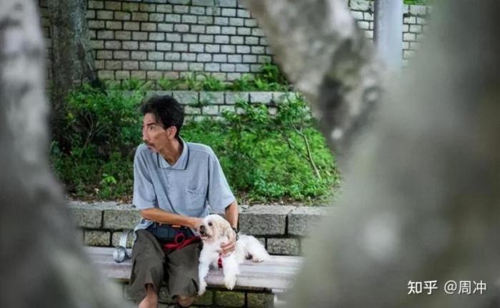 40岁男星现状落魄，环卫工兼乞讨养家