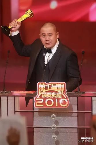 40岁男星现状落魄，环卫工兼乞讨养家