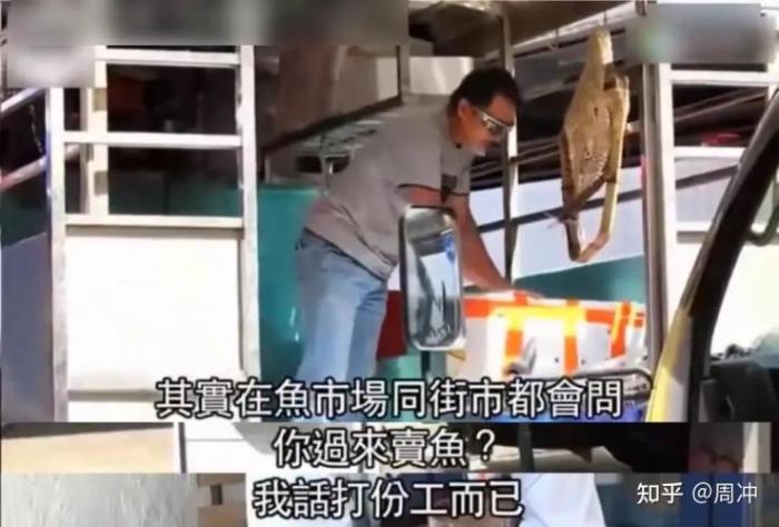 40岁男星现状落魄，环卫工兼乞讨养家