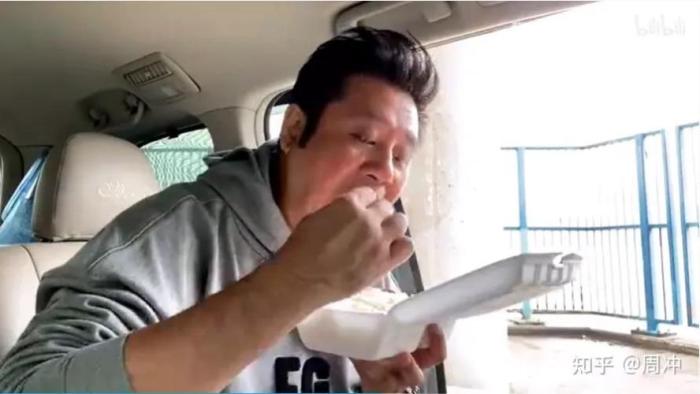 40岁男星现状落魄，环卫工兼乞讨养家