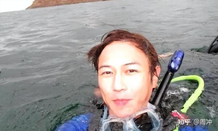 40岁男星现状落魄，环卫工兼乞讨养家