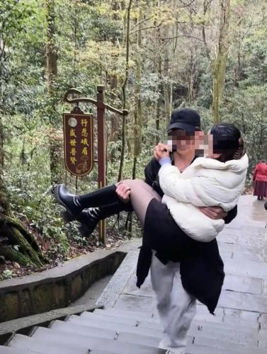 峨眉山男性陪爬服务引争议