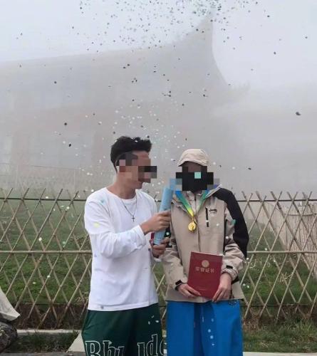 峨眉山男性陪爬服务引争议