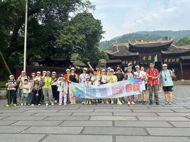 峨眉山男性陪爬服务引争议
